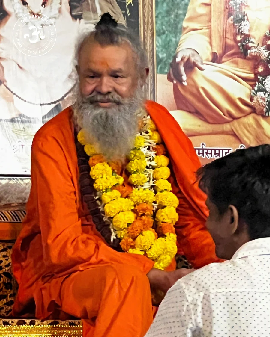 Gurudev giving silent blessings to the gathering.